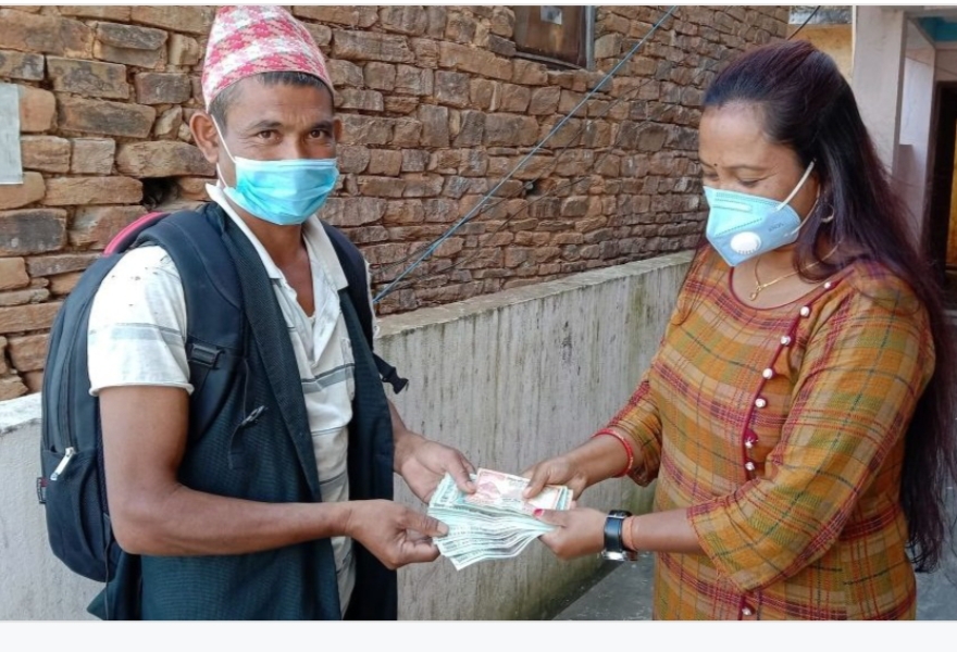 पत्रकार बुढाथोकीद्वारा आर्थिक सहयोग हस्तान्तरण