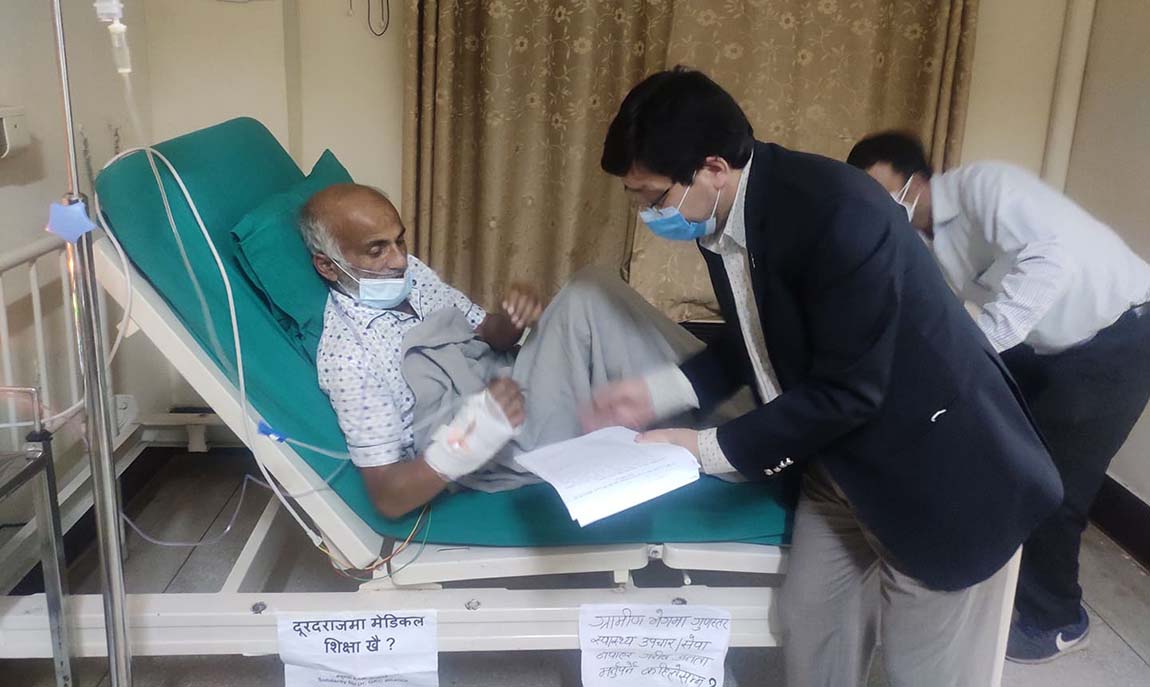 मध्यरातमा डा. केसी र सरकारबीच ८ बुँदे सहमति : ९ बजे अनशन तोड्ने