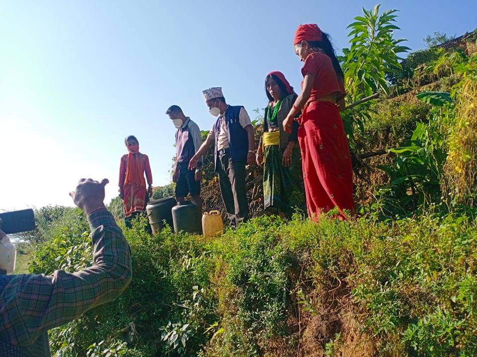 जनप्रतिनिधि र प्रहरीको सक्रियतामा घरेलु मदिरा नष्ट